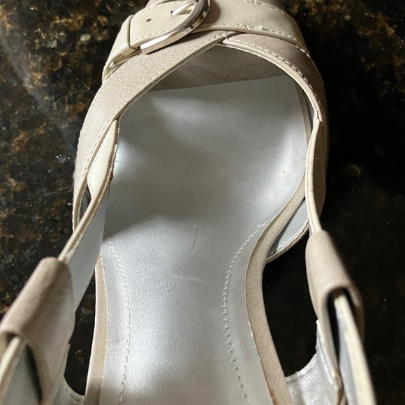 Slingback Heels Pumps Cream Size 7.5 - Picture 13 of 17